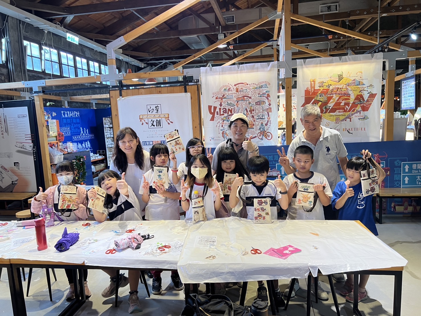 08_參觀新竹241藝術空間，脫下鞋子入展間與作品互動